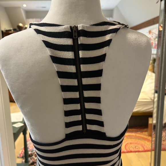 Flattering t-back zip maxi dress. - Picture 3 of 7